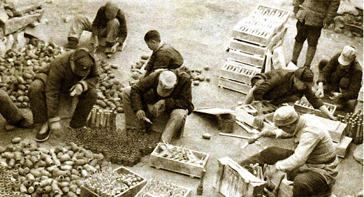 徐工集團(tuán)的前身華興鐵工廠誕生，后發(fā)展為徐州重型機(jī)械廠