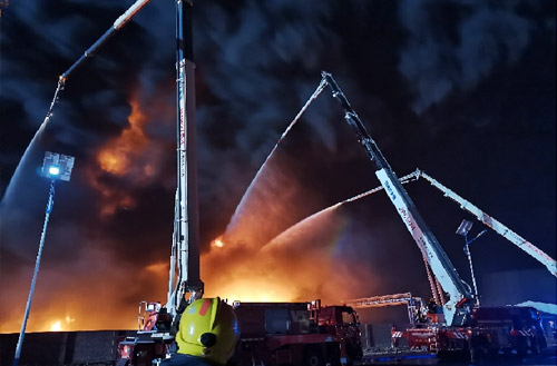 徐工數十輛舉高噴射消防車救援河北滄州南大港產業(yè)園區(qū)火災