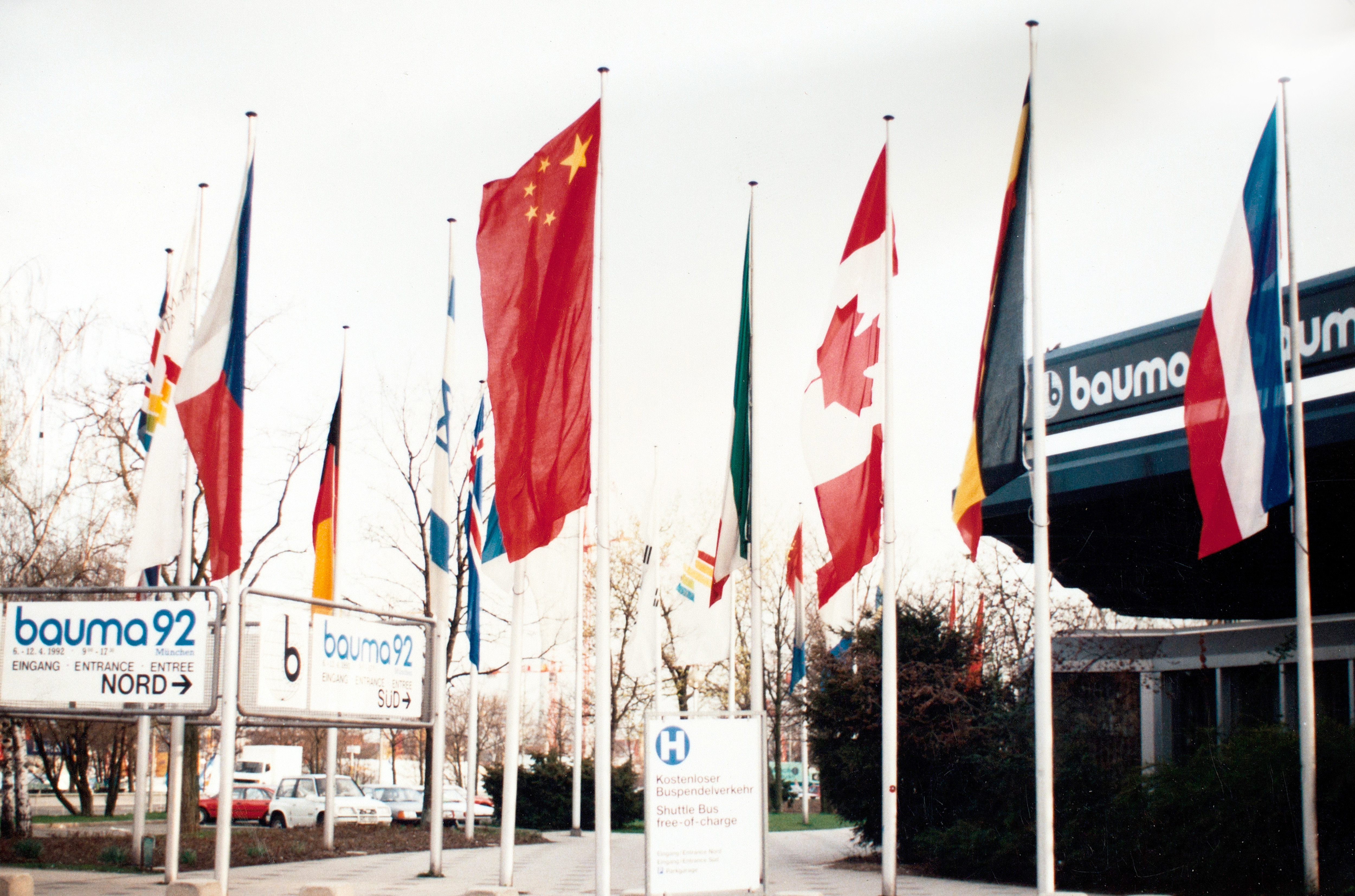 徐工成為行業(yè)首家取得自營出口權(quán)的企業(yè)，正式拉開國際化序幕；是年，徐工代表行業(yè)首次參加德國寶馬展