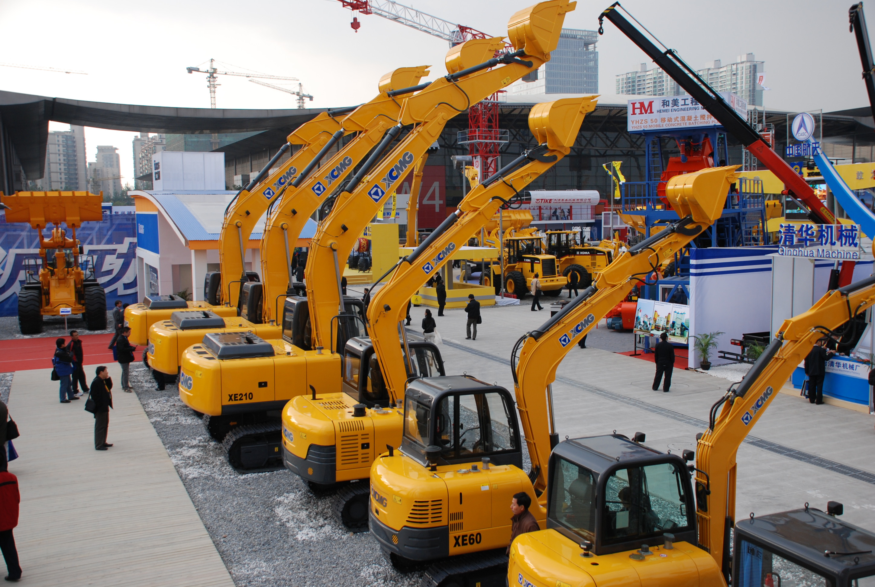 徐工與凱雷投資集團(tuán)發(fā)表聯(lián)合聲明終止合作，獨(dú)立進(jìn)行重組；是年，徐工與卡特彼勒終止合作，獨(dú)資成立徐州徐工挖掘機(jī)械有限公司