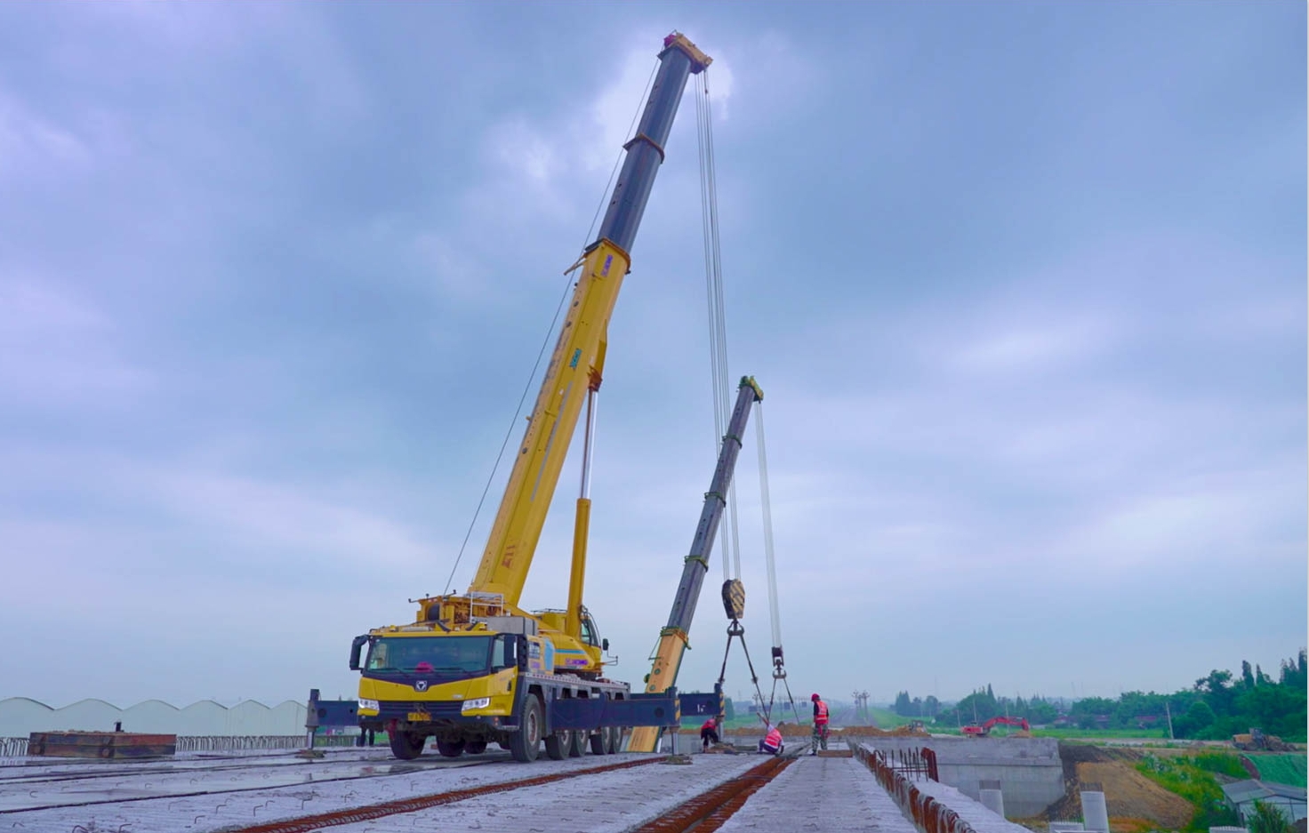 空中對(duì)飛接力！徐工三款百噸級(jí)聯(lián)袂抬吊！
