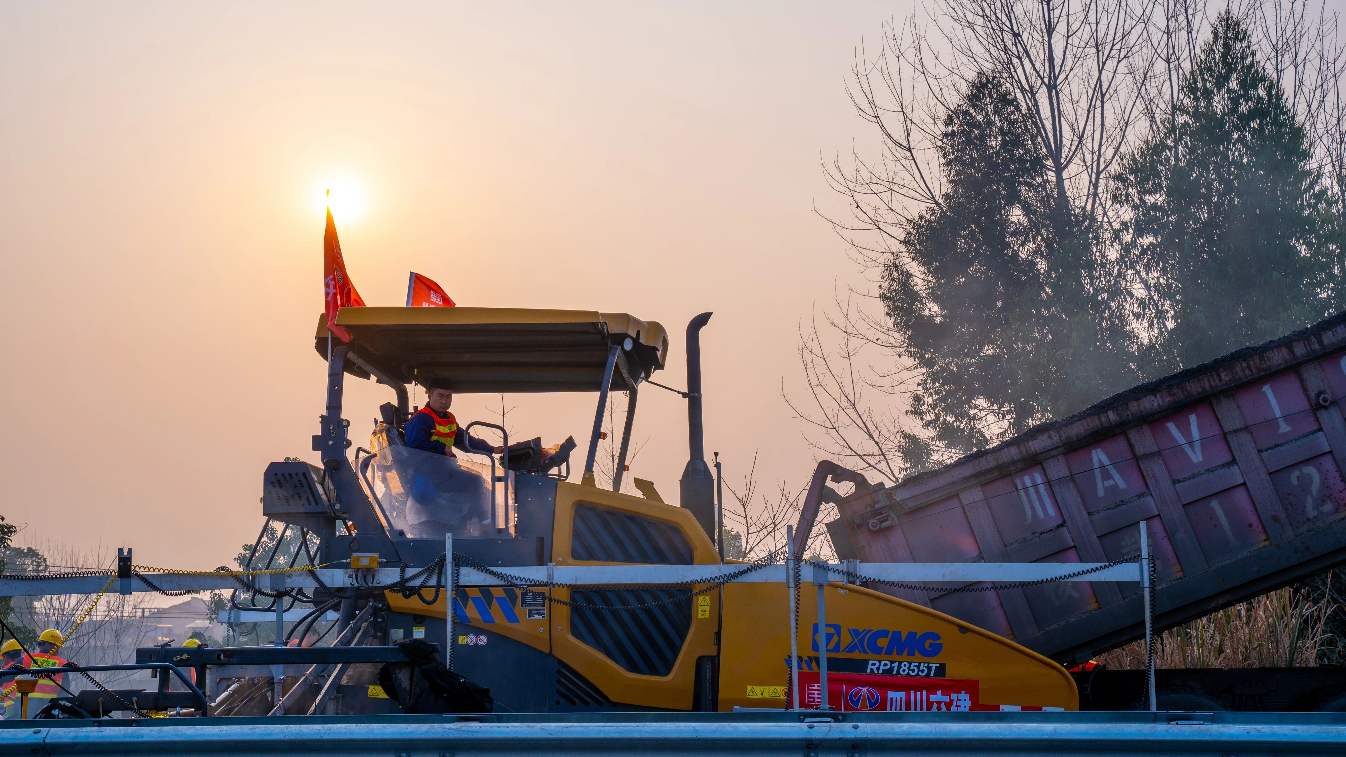 18天！徐工成套瀝青路面裝備助力成綿高速罩面施工！