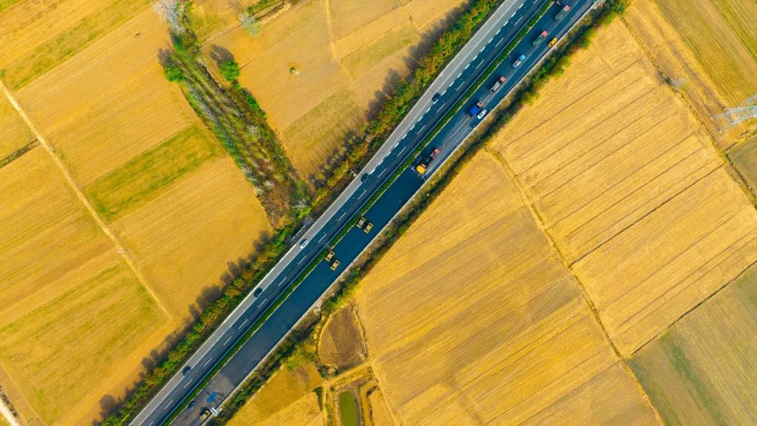 揚(yáng)民族自信！徐工成套瀝青路面裝備助力家鄉(xiāng)高速建設(shè)！