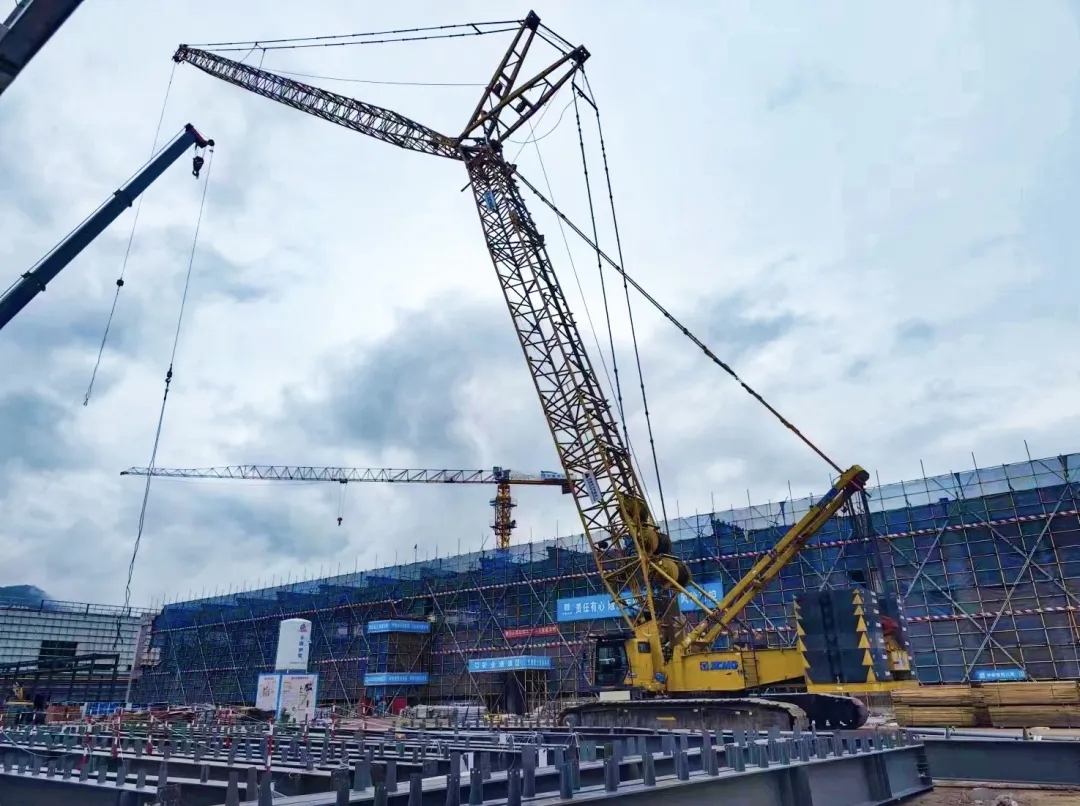 “鋼”鐵的意志！徐工XGC320履帶起重機(jī)參建大跨度鋼結(jié)構(gòu)工業(yè)廠房