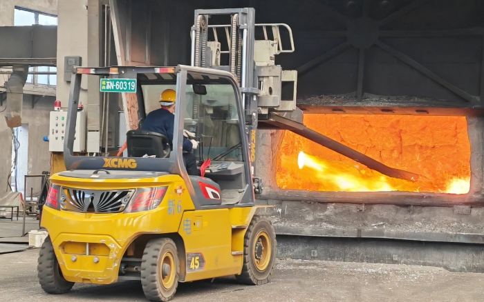 真金不怕火煉，徐工重載孔雀叉車威武霸氣！