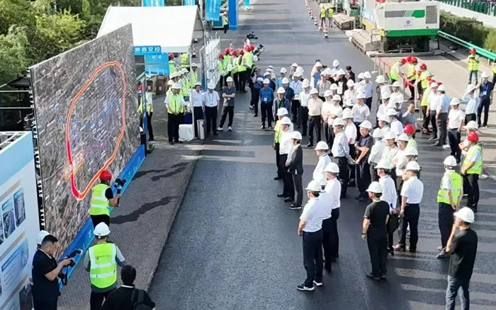 徐工數(shù)字化智能施工集群助力西安繞城高速養(yǎng)護(hù)工程！