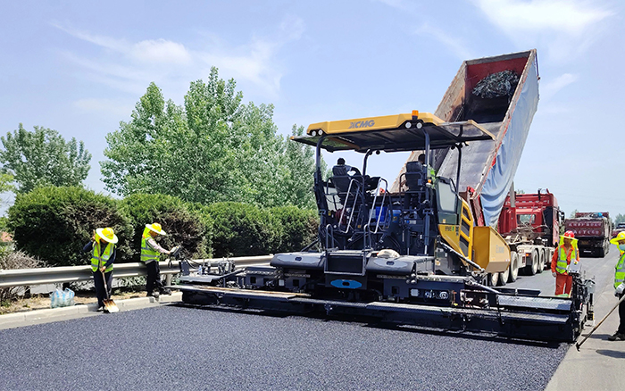 RP905IV攤鋪機(jī)閃耀淮徐高速！