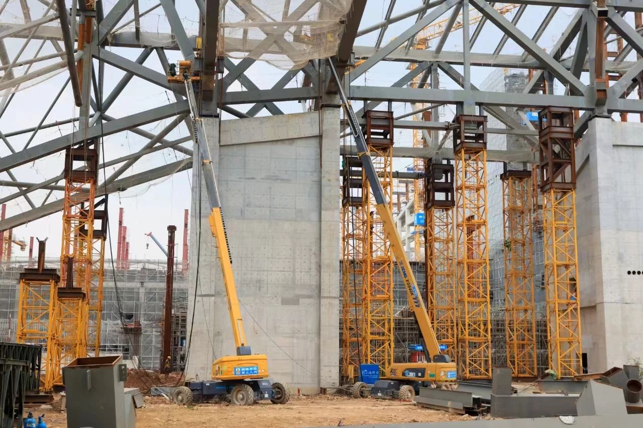 復(fù)雜環(huán)境顯身手！“徐工金”助力深圳冰雪世界