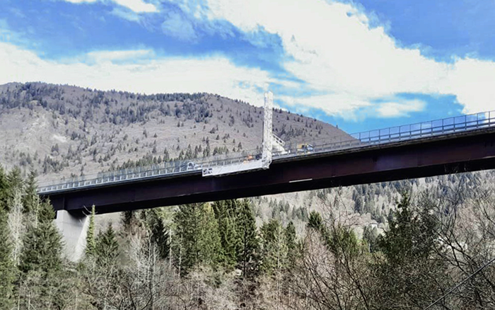 背靠阿爾卑斯山脈，徐工橋梁檢測車“C位”打卡