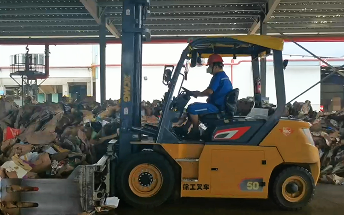 有實(shí)力！徐工孔雀電動叉車強(qiáng)勢入駐造紙行業(yè)
