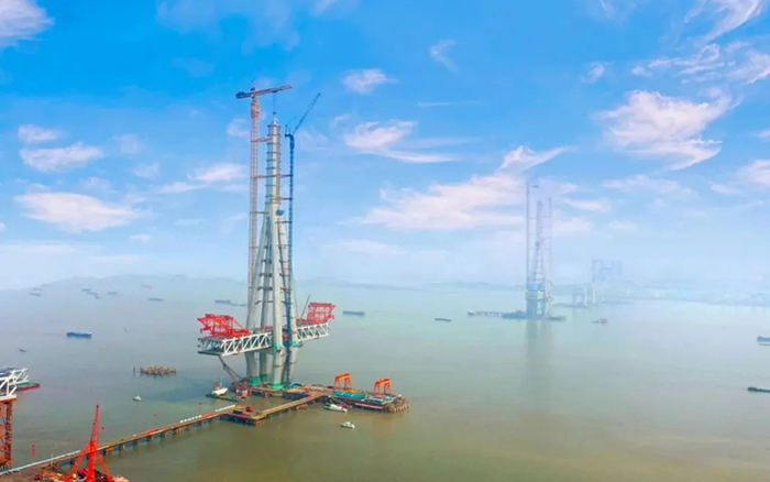徐工建設(shè)！世界最高橋塔常泰長江大橋主塔順利封頂！