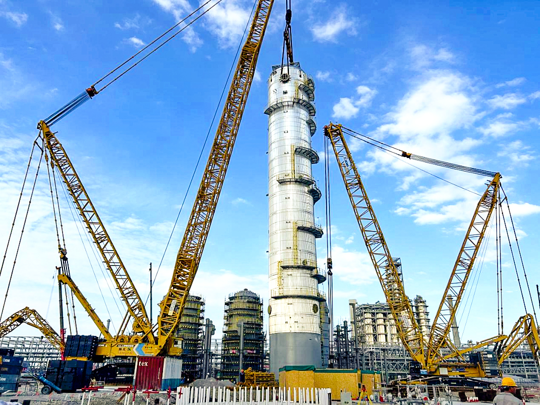 雙機(jī)聯(lián)動(dòng)！徐工履帶起重機(jī)助力全國丙烯腈行業(yè)“最大最重單體設(shè)備”成功就位