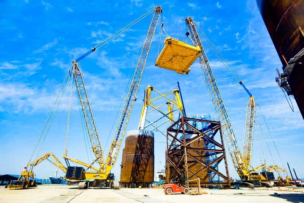 總重1972噸！徐工XGC12000助力大型導(dǎo)管架總組順利吊裝