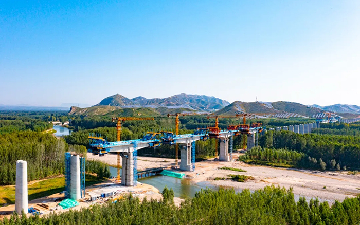 群塔筑雄忻！徐工助建山西首條時速350公里高鐵