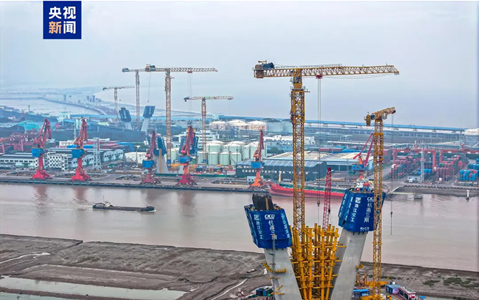 央視聚焦！徐工超大塔助建世界級橋梁工程！
