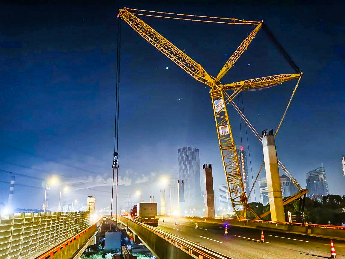 僅用4小時！XGC650跨高速助力沿江通道鋼蓋梁成功吊裝
