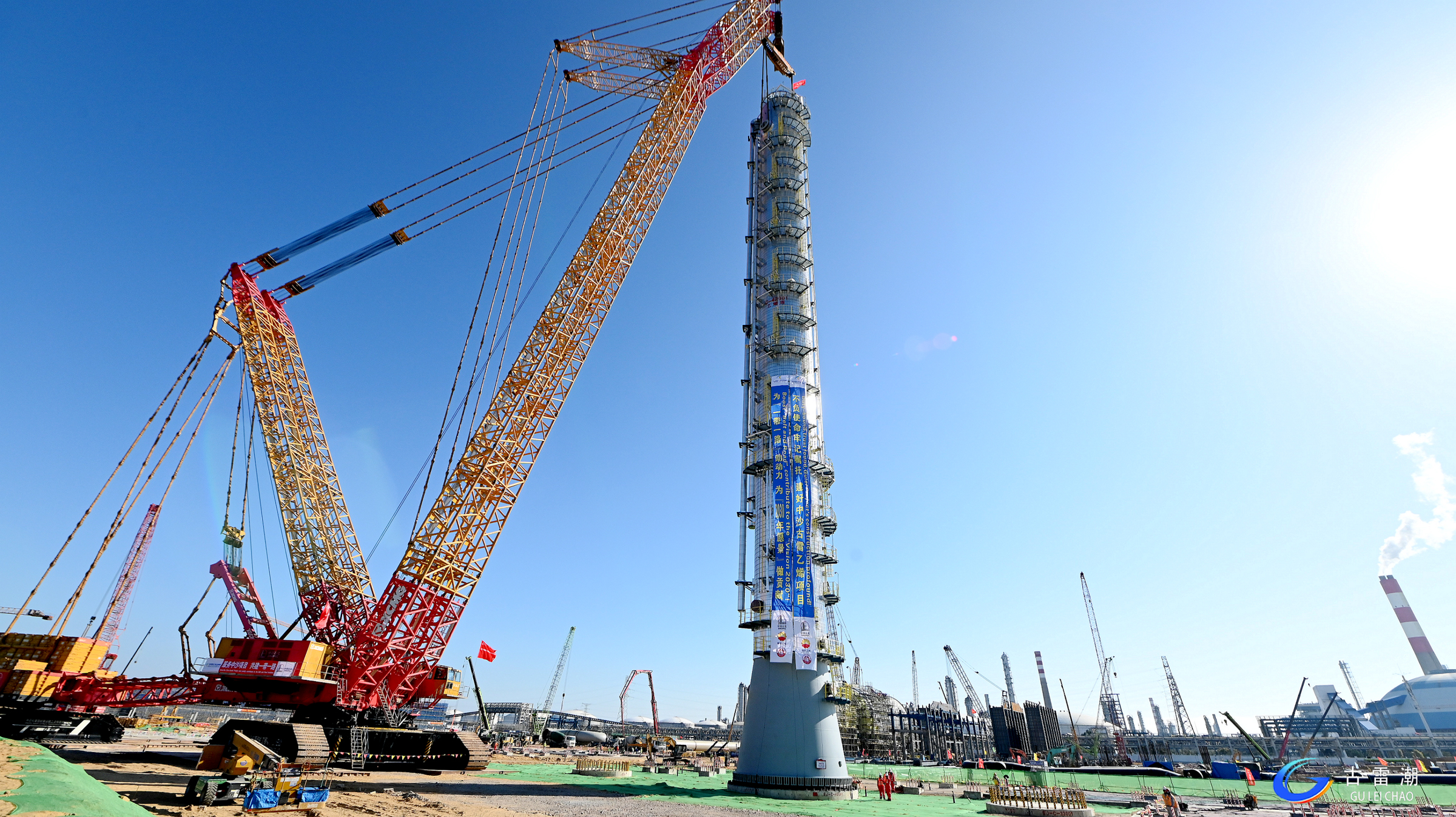 吊重1150噸！XGC88000助力大型石化項(xiàng)目首臺(tái)千噸級(jí)設(shè)備精準(zhǔn)就位