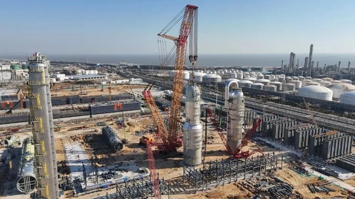 三小時(shí)制勝！徐工XGC88000助力2000噸石化設(shè)備成功就位