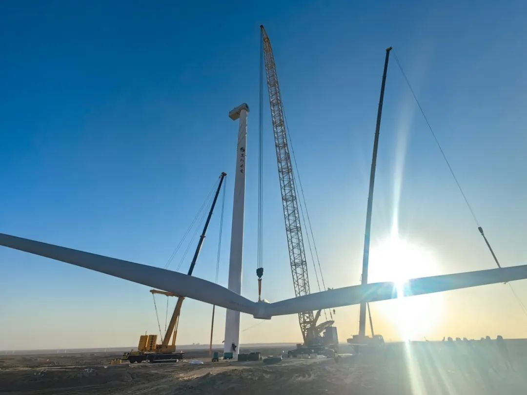 “零偏差”！西北戈壁現(xiàn)風(fēng)電“超級(jí)大片”，徐工XLC18000M領(lǐng)銜多機(jī)協(xié)同吊裝