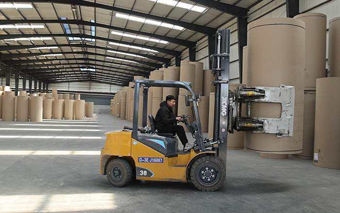 徐工新E叉車，為紙廠搬運(yùn)難題 “精準(zhǔn)破局”