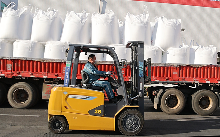 徐工新能源叉車為食品工廠綠色、高效生產(chǎn)保駕護(hù)航