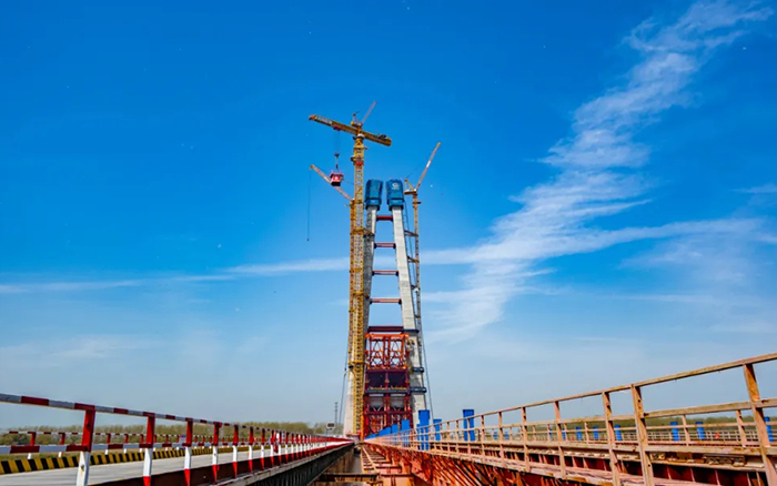 全球最大塔機亮相央視！徐工助力馬鞍山長江大橋主塔吊裝