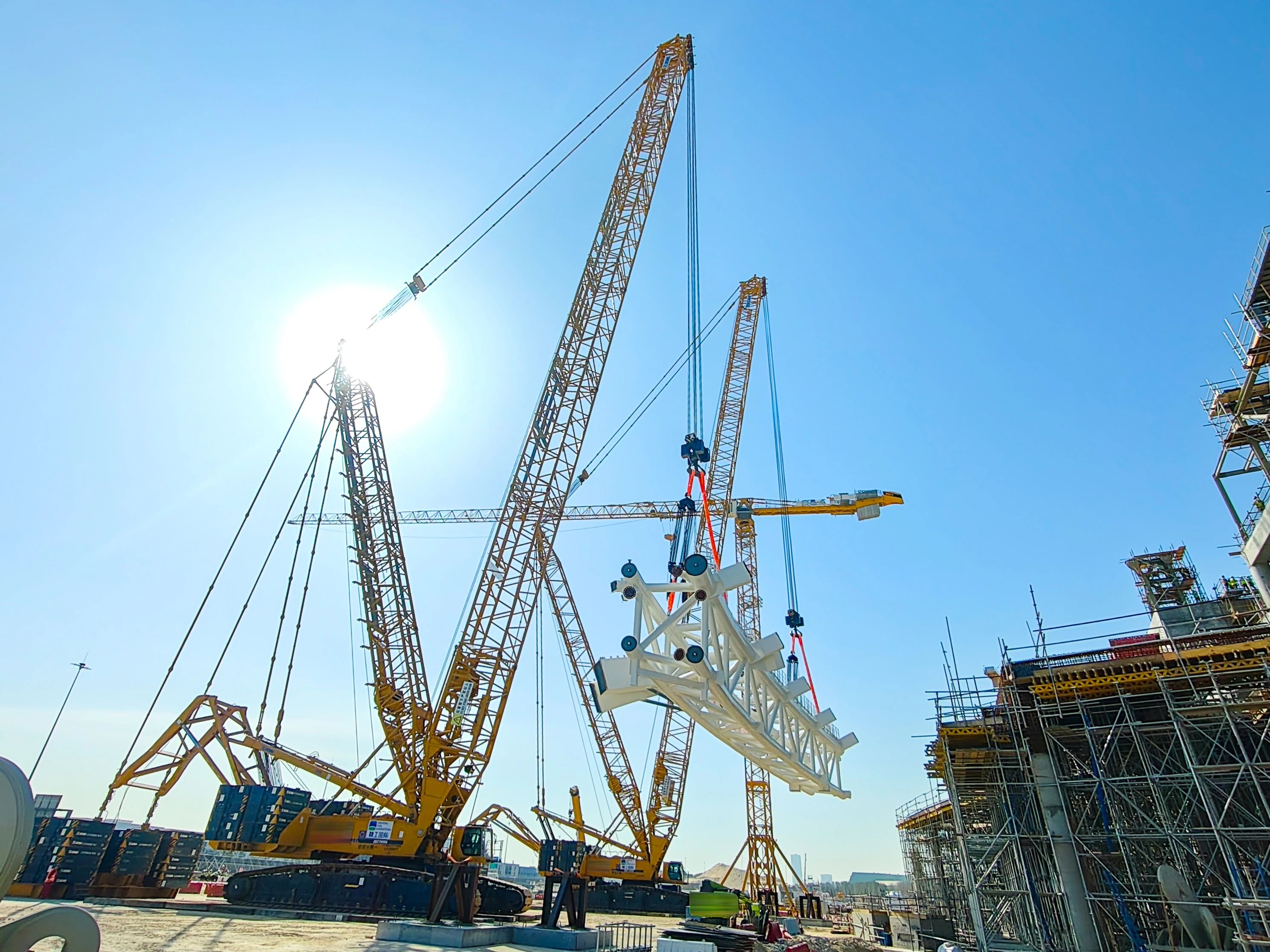 毫米級(jí)精度托舉世界杯夢(mèng)想——徐工履帶起重機(jī)奮戰(zhàn)沙特！