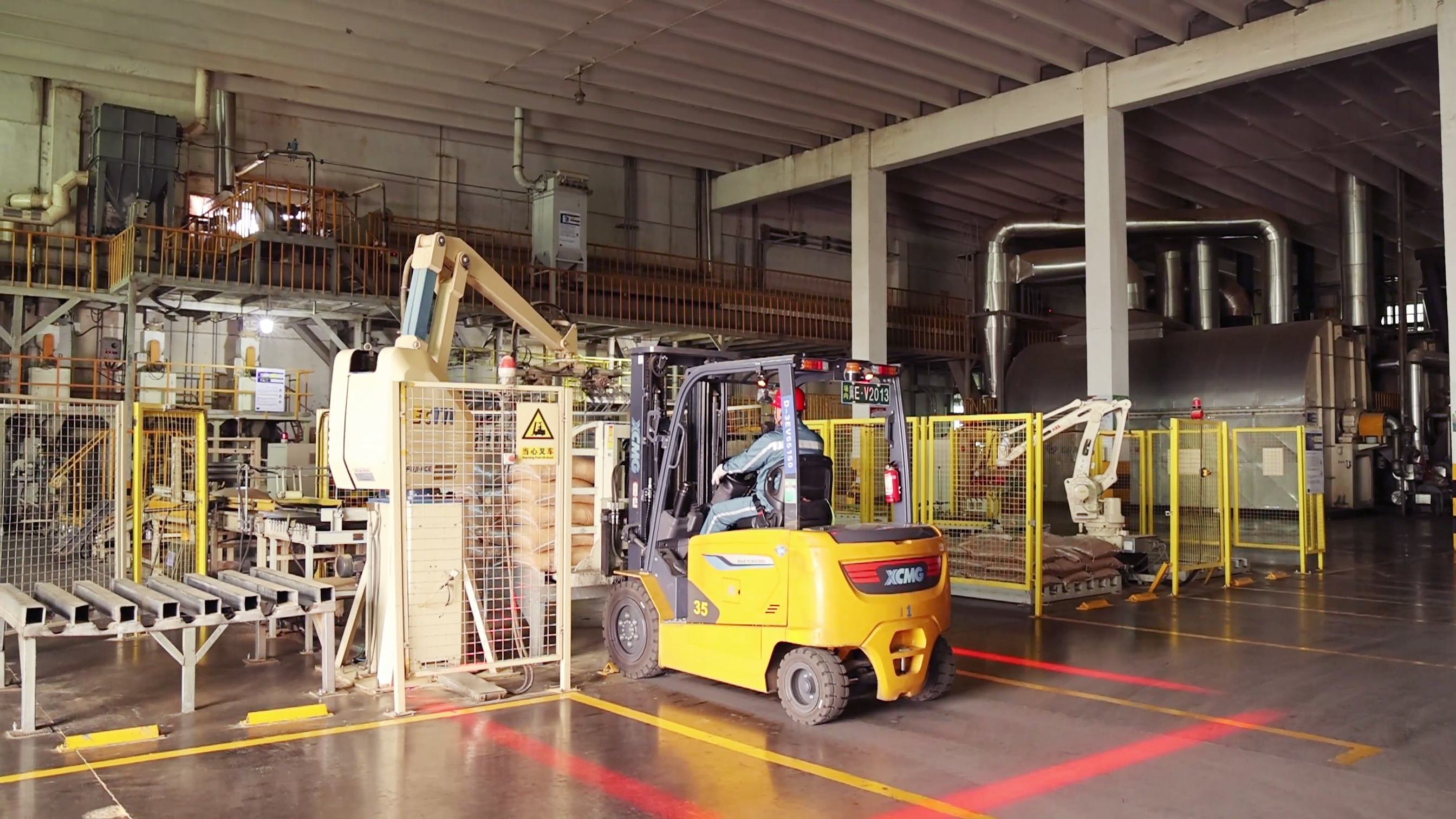 徐工鯤鵬系列新能源叉車，食品廠物料搬運(yùn)新方案