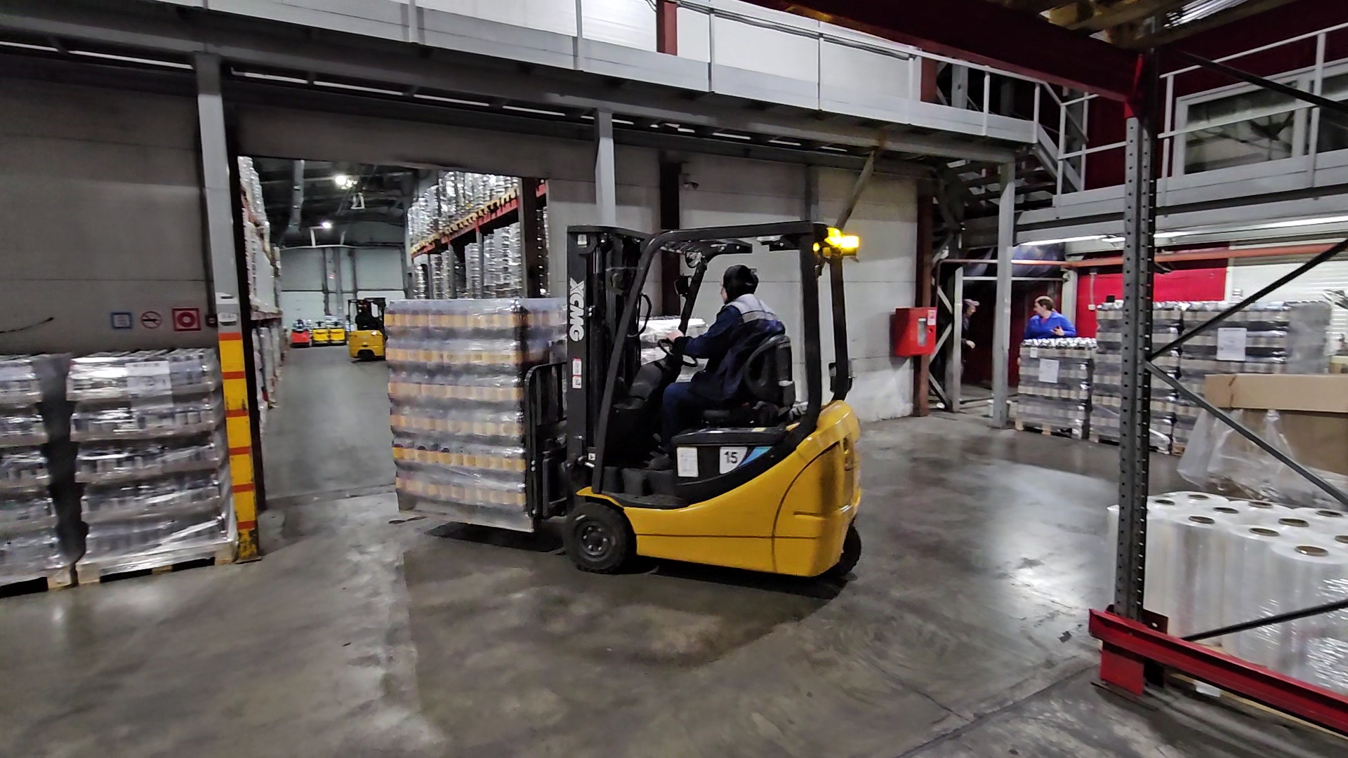 狹小空間搬運(yùn)利器！徐工三支點(diǎn)平衡重叉車