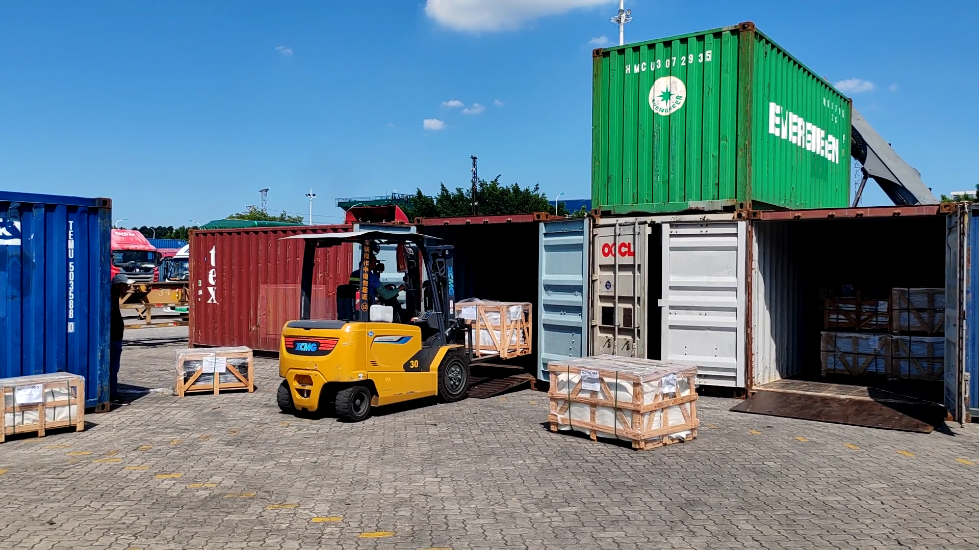 可進(jìn)箱操作的徐工電動平衡重叉車