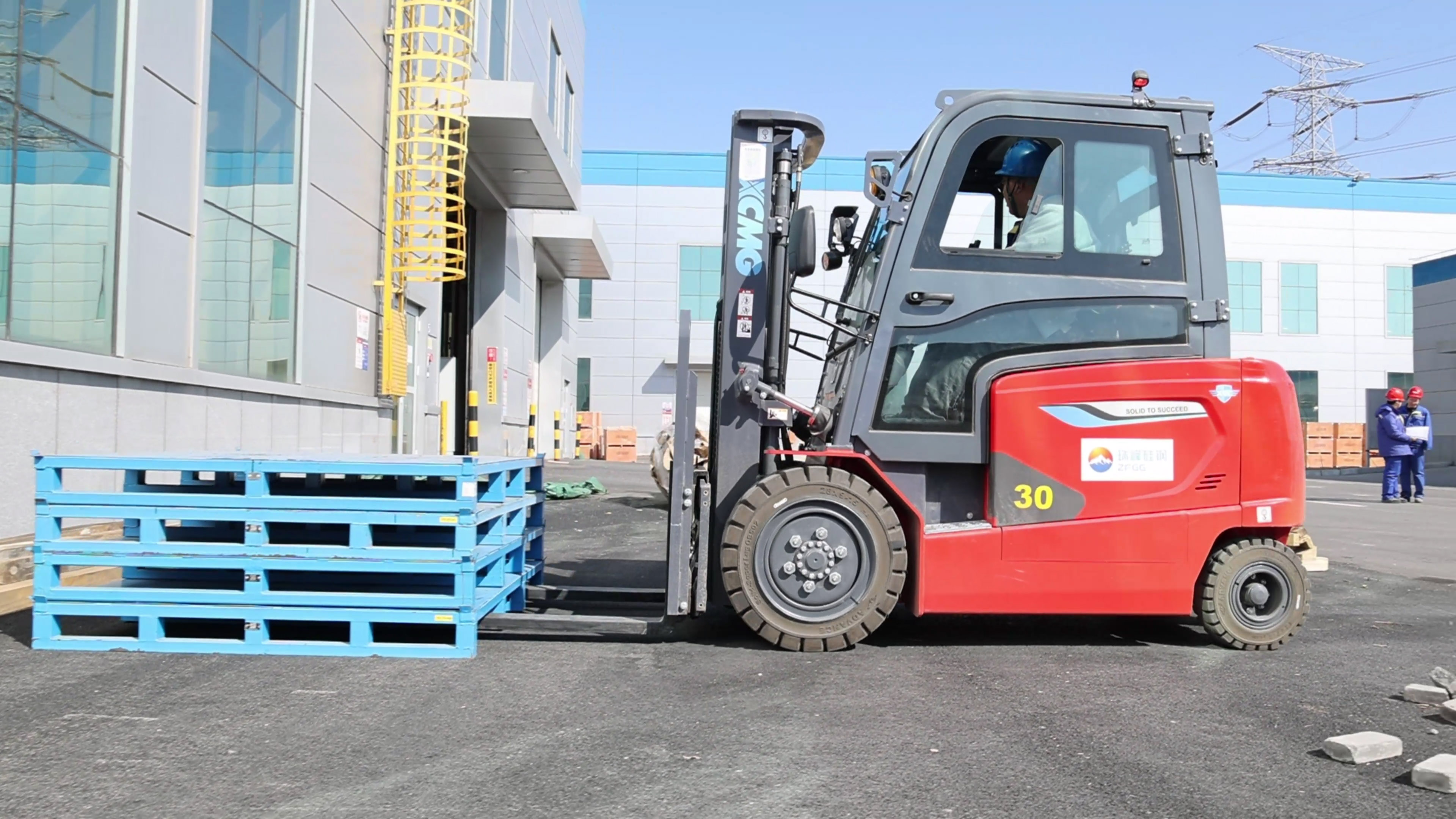 小巧精悍，徐工鯤鵬系列電動平衡重叉車制造業(yè)大展身手
