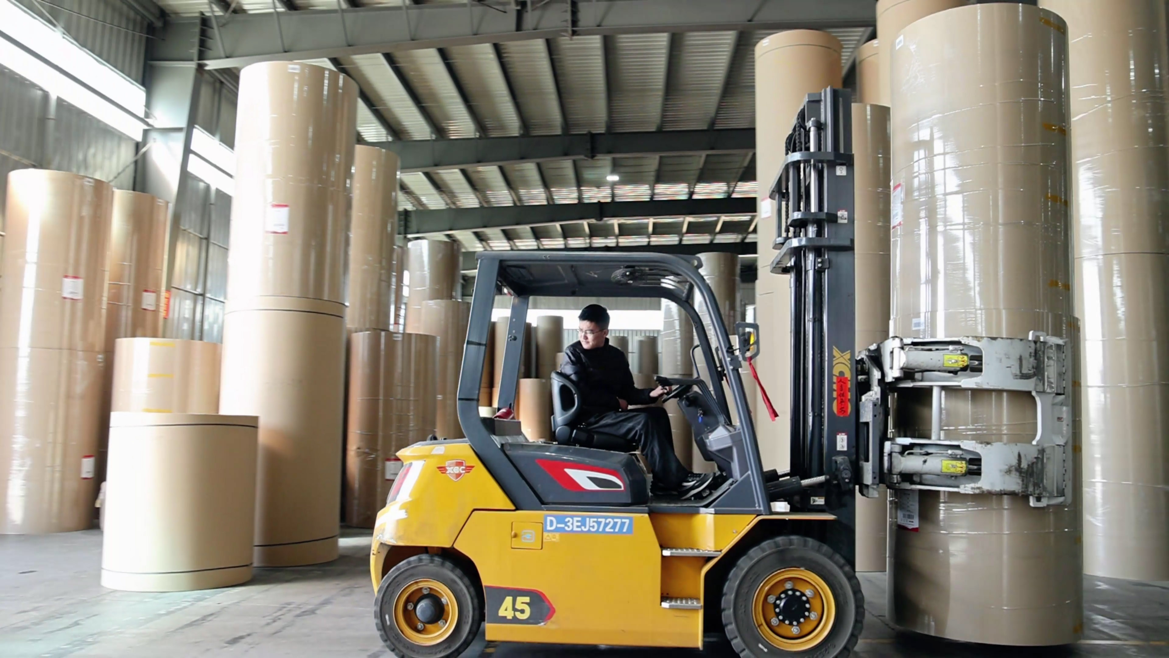 紙卷廠搬運(yùn)利器，徐工孔雀系列高壓重載電動叉車