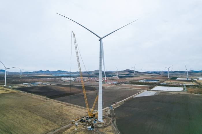 高空之巔，再鑄榮光！XLC18000M助力大型風(fēng)電場(chǎng)首臺(tái)185米風(fēng)機(jī)成功吊裝