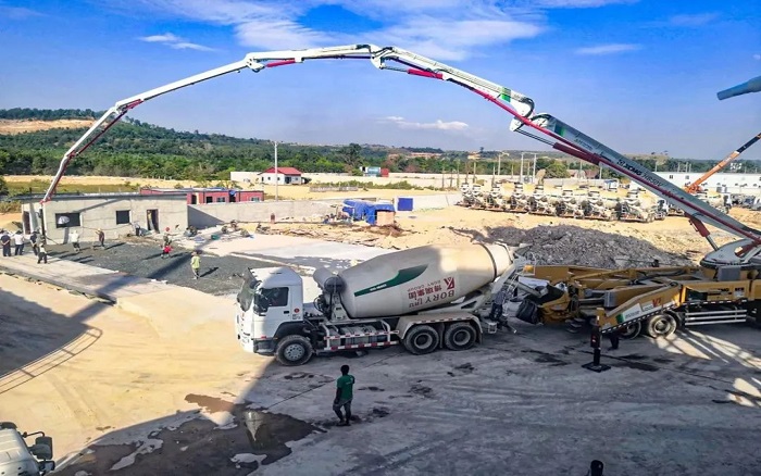 中柬同心，共建未來(lái)！徐工“智造”賦能柬埔寨基建