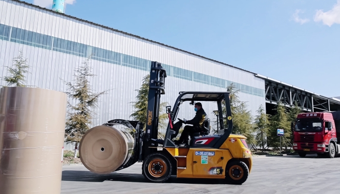 安全穩(wěn)如泰山，高效快人一步！徐工孔雀叉車造紙行業(yè)顯身手