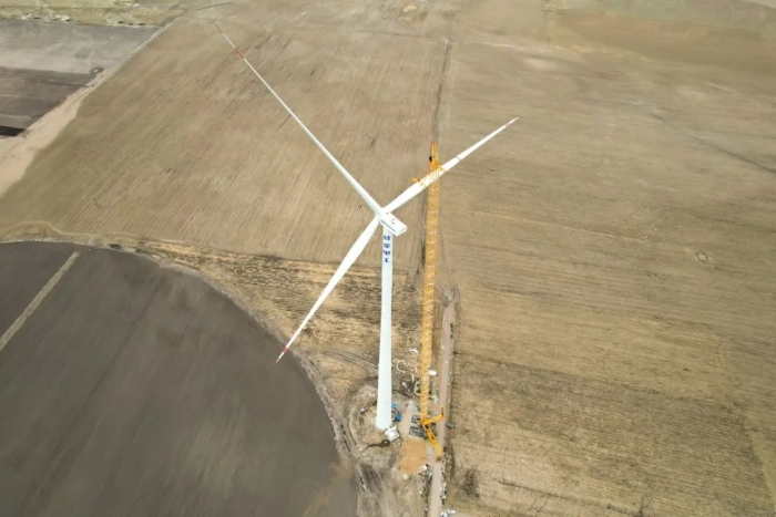 高空之巔，再鑄榮光！XLC18000M助力大型風(fēng)電場(chǎng)首臺(tái)185米風(fēng)機(jī)成功吊裝