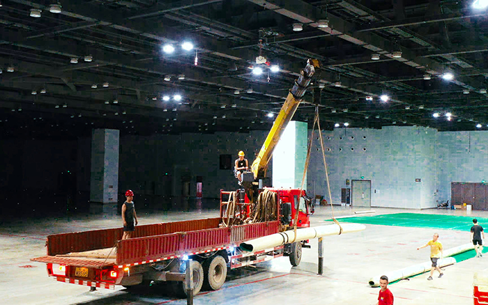 高效穩(wěn)護(hù)航，徐工隨車(chē)起重機(jī)賦能廣西會(huì)展中心體育場(chǎng)館塑膠鋪設(shè)