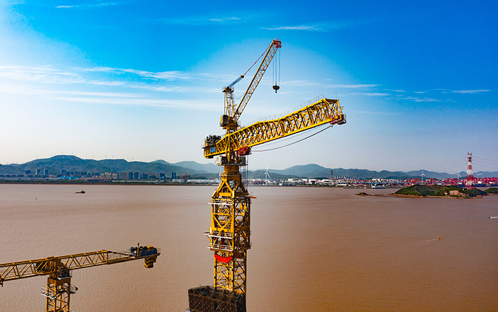 雙塔筑脊梁！徐工超大塔助建世界級大橋