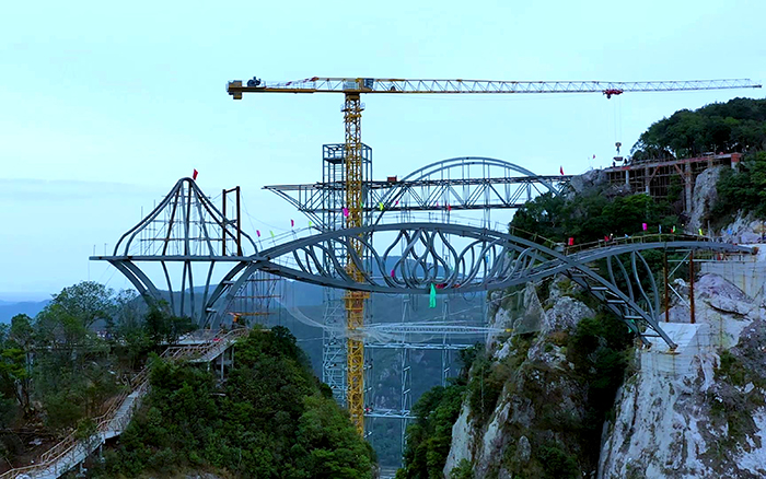 一覽眾山??！看徐工塔機(jī)「與山齊肩」