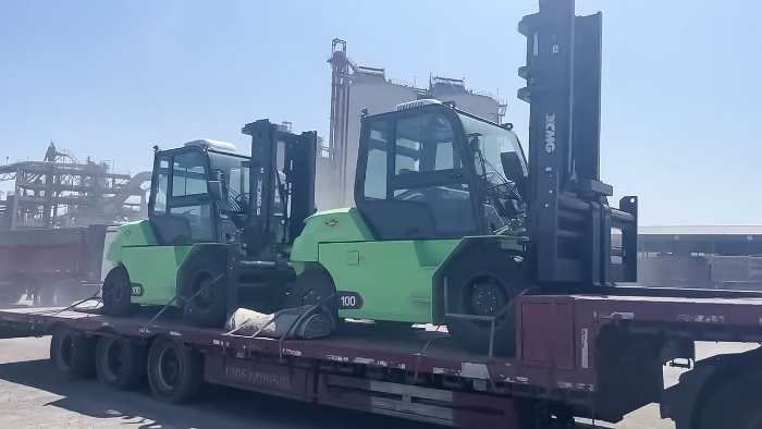 從室內(nèi)到室外，24小時不停歇！徐工孔雀叉車扎根新疆鋼材廠