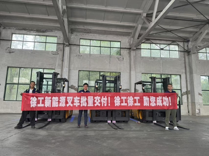 品質(zhì)與服務(wù)共拓市場新局！徐工孔雀叉車賦能冶金行業(yè)