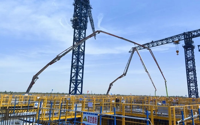 72米巨臂顯神威！徐工“鋼鐵俠”集結(jié)漢南長江大橋