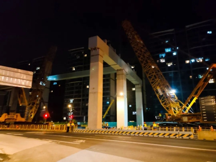 雙機聯(lián)動，毫米操控！徐工XGC11000高效破解高架橋施工難題