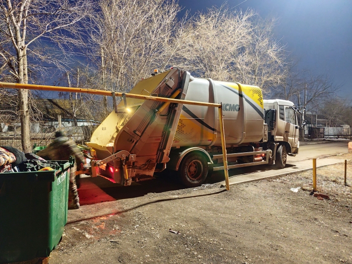 徐工后裝壓縮式垃圾車助力阿斯塔納：高效環(huán)保，助力城市清潔