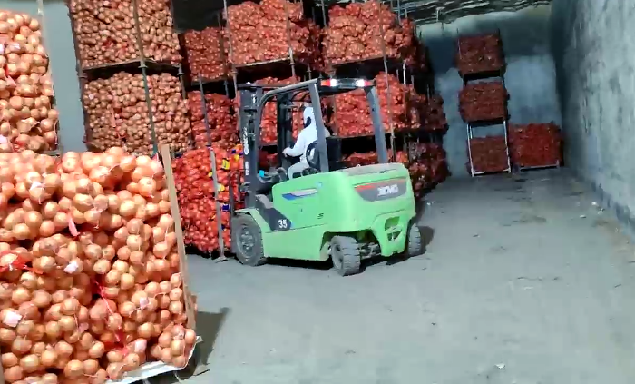 徐工鯤鵬系列新能源叉車，為食品冷庫工廠注入綠色動能