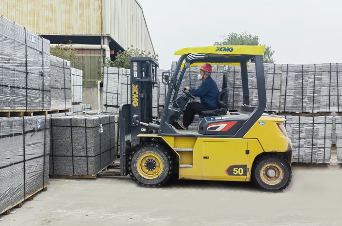 有“石”力！徐工孔雀電動叉車強(qiáng)勢入駐石材廠