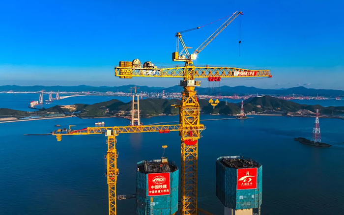 246.3米封頂！這座世界級跨海大橋“徐工造”