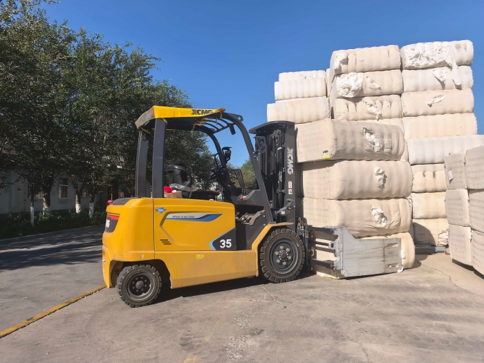 徐工鯤鵬電動叉車，賦能西北棉花產(chǎn)業(yè)高效運(yùn)轉(zhuǎn)