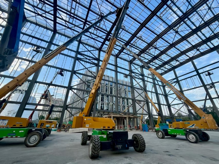 助力“中國(guó)智造”！徐工8臺(tái)高米數(shù)電動(dòng)直臂高空作業(yè)平臺(tái)會(huì)戰(zhàn)北京火箭大街