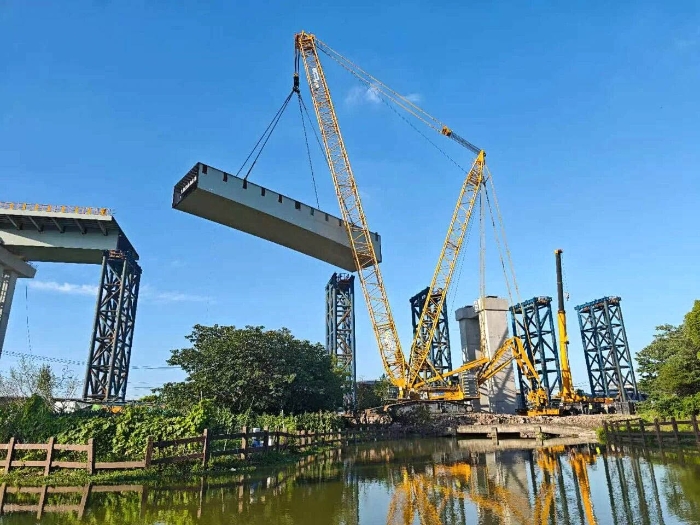 螺螄殼里做道場？徐工XGC11000高架旁上演“極限操作”